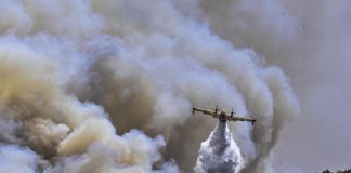 Grecia, Rodi in fiamme: forti venti ostacolano spegnimento incendi