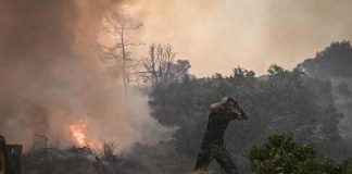 Grecia, nuovi incendi a Rodi e Corfù: evacuate 9 zone