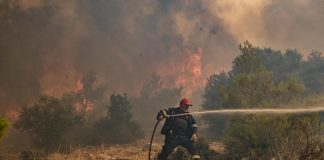 Grecia in fiamme, incendi anche a Corfù: evacuati 17 villaggi