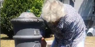Grillo torna in stile ‘brigate di cittadinanza’: “È 9° tombino che stappo oggi” – Video