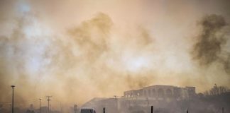 Caldo record in Grecia, turisti in fuga per incendio a Rodi