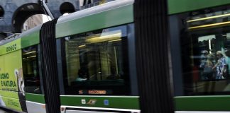Milano, tram deraglia e finisce contro albero