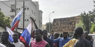 Golpe in Niger, migliaia davanti ambasciata Francia con bandiere russe