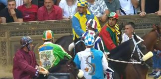 Palio di Siena, i cavalli delle 10 Contrade in piazza: boato della folla
