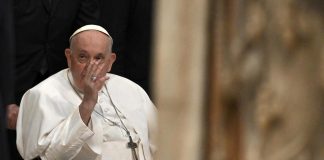 Papa: “Non dimentichiamo gli anziani, no a città ‘concentrati di solitudine'”