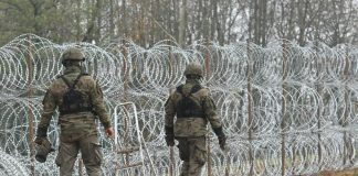 Polonia schiera cecchini al confine con la Bielorussia