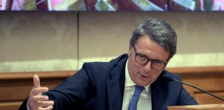 Renzi: “Berlusconi voleva far saltare in aria Costanzo? Tesi folle”