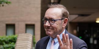 Kevin Spacey e le accuse di violenza: “Mi risvegliai mentre faceva sesso orale su di me”