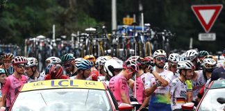 Tour de France 2023, gara ripresa dopo maxi caduta: ritiri e ambulanze