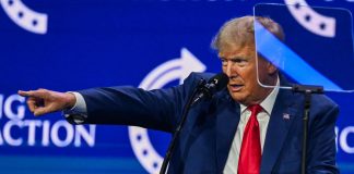 Trump: “Io non tenevo le carte segrete tra i calzini, come Bill Clinton”
