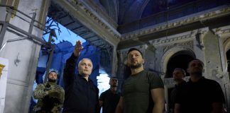 Ucraina, Zelensky a Odessa visita Cattedrale colpita dai russi – Video