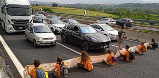Ultima Generazione blocca il traffico sull’autostrada A1