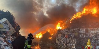 Calabria in fiamme, allarme dei pompieri: “Popolazione a rischio, 77 roghi attivi e dolosi”