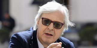 Venere degli Stracci in fiamme a Napoli, Sgarbi: “Vandali vanno inseguiti e puniti”