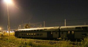 Treno travolge operai nel torinese, 5 morti