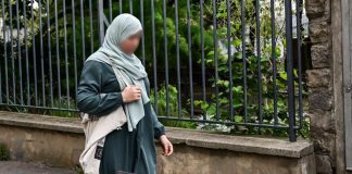 Francia vieta abaya a scuola: abito islamico è proibito