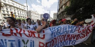 Reddito cittadinanza, corteo oggi a Napoli: slogan contro Giorgia Meloni