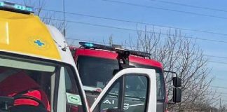Milano, auto finisce contro palo e si ribalta: grave ciclista