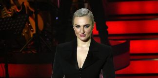 Arisa posta foto nuda: “Valuto proposte di matrimonio”