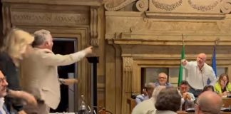 Terni, sindaco Bandecchi contro consigliere: rissa sfiorata – Video