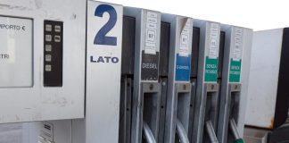 Caro benzina, Assoutenti: “Verde sfiora 2 euro al litro, ministero pubblichi prezzi servito”