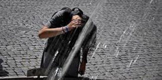 Caldo, psicologi: “Non solo stanchezza, fra gli effetti anche paura e calo del desiderio”