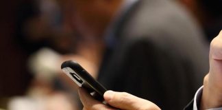 Finge di chiedere l’elemosina al negoziante, ma gli ruba lo smartphone
