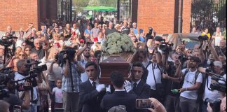 Toto Cutugno, a Milano i funerali: applausi all’arrivo del feretro