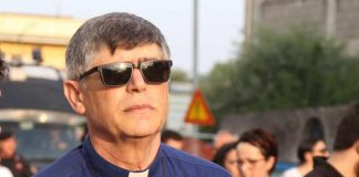 Don Patriciello alle mamme: “Non vestite bimbe come spose per Comunione”