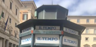 Roma, l’edicola del potere diventa telematica, a piazza Colonna deputati in fila e premier habituè