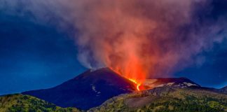 Etna in eruzione, aeroporto di Catania chiude lo spazio aereo