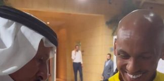 Arabia Saudita, Fabinho gioca bene: tifoso gli regala Rolex – Video
