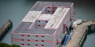 Gran Bretagna, migranti trasferiti su mega chiatta sulla Manica