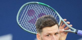 Atp Cincinnati 2023, Hurkacz supera Tsitsipas e vola ai quarti