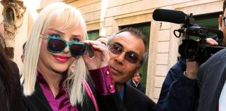 Berlusconi, Cicciolina: “L’hanno crocifisso, in vacanza con lui ma senza sesso”