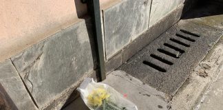 Operai investiti, fiori davanti alla stazione: “Rispetto per vittime lavoro onesto”
