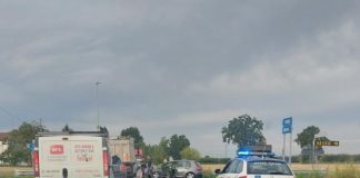 Incidente all’alba a Viadana: salta lo stop, auto si schianta contro un furgone: 5 feriti