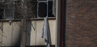 Sudafrica, palazzo in fiamme a Johannesburg: i morti sono più di 70