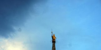 Milano, si arrampicano sulla guglia della Madonnina del Duomo: fermati 2 francesi