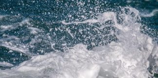 Schiuma nelle acque del litorale pontino, assessore Lazio rassicura: “Sono balneabili”