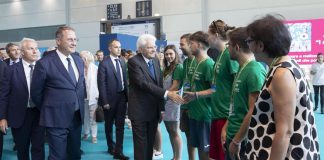 Mattarella ai giovani: “Non rinunciate a relazioni personali chiudendovi nei social”