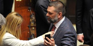 Dress code alla Camera, passa stretta Fratelli d’Italia: ma su cravatta e sneakers l’Aula si spacca