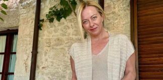 Meloni in vacanza, pranzo a base di granchio blu e auguri agli sposi