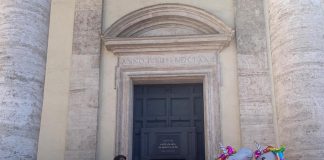 Michela Murgia, i funerali alla chiesa degli Artisti: lungo applauso accoglie il feretro