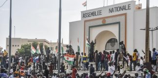 Golpe in Niger, Parigi ordina evacuazione francesi da Niamey: “Tempi rapidi”