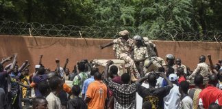Golpe in Niger, ultimatum Francia: “Ripristinare democrazia entro domani”