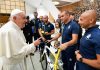 In udienza dal Papa i ciclisti di Athletica Vaticana “reduci ” dai mondiali di Glasgow