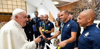 In udienza dal Papa i ciclisti di Athletica Vaticana “reduci ” dai mondiali di Glasgow