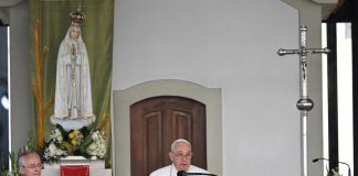 Papa Francesco a Fatima prega per la pace e sottolinea: “Chiesa accoglie tutti”