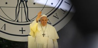 Papa a Lisbona incontra giovani universitari: “Diffidate di formule prefabbricate”